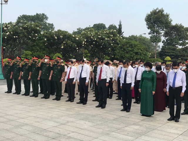 Lãnh đạo TPHCM dâng hương tưởng niệm các anh hùng, liệt sĩ - Ảnh 2.