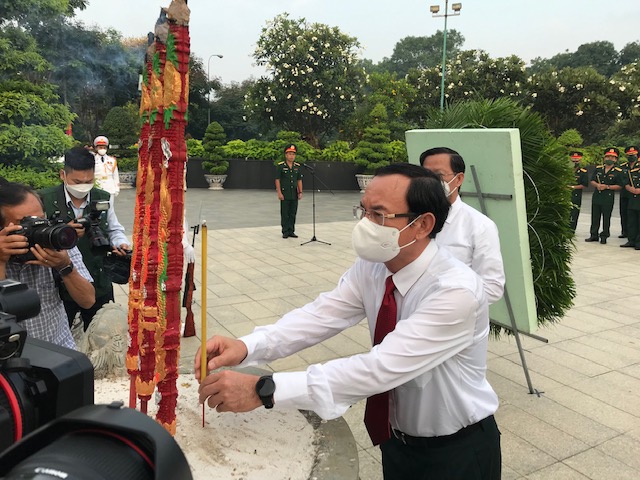 Lãnh đạo TPHCM dâng hương tưởng niệm các anh hùng, liệt sĩ - Ảnh 3.
