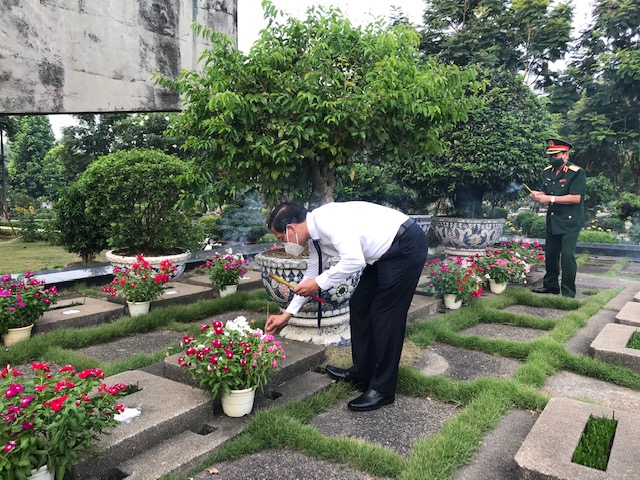 Lãnh đạo TPHCM dâng hương tưởng niệm các anh hùng, liệt sĩ - Ảnh 4.