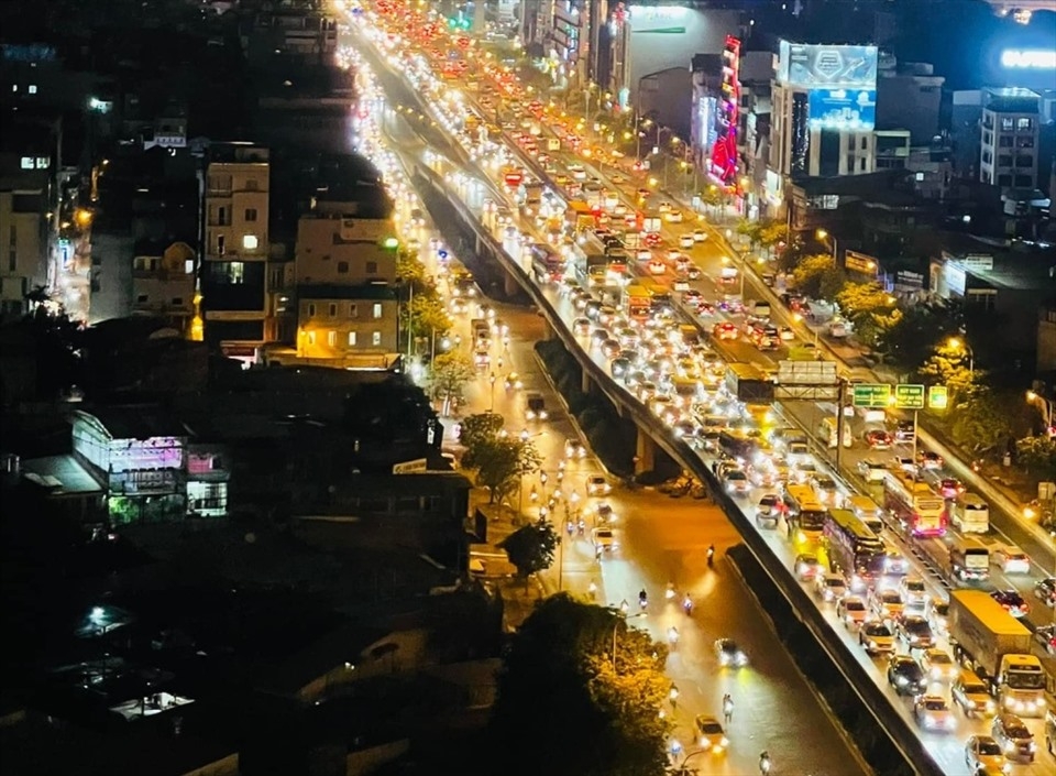 Tắc nghẽn cửa ngõ Thủ đô, đường vành đai 3 tê liệt: "Đánh vật" đường về quê