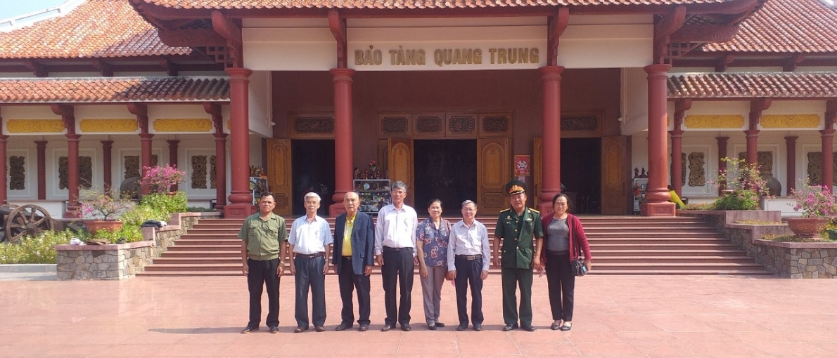 3.Đoàn chụp ảnh lưu niệm tại Bảo tàng Quang Trung
