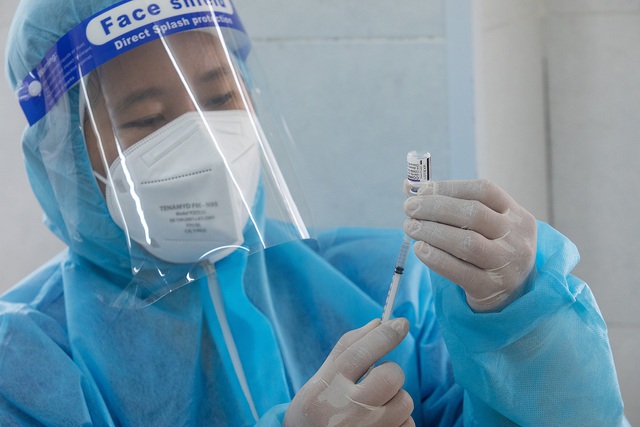 Đối tượng nào được tiêm vaccine phòng COVID-19 mũi 4? - Ảnh 1.