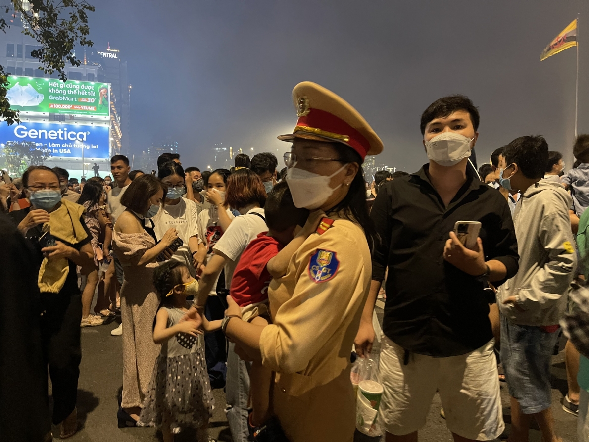 Thiếu tá Tuyến ẵm cháu bé đi dọc theo đường Tôn Đức Thắng từ Hàm Nghi đến Nguyễn Huệ