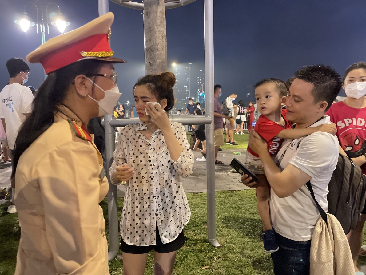 Cháu bé đã về với gia đình khi màn pháo hoa vừa tắt