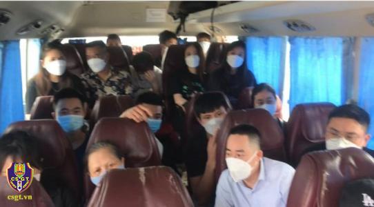 Phát hiện xe khách chở quá số người quy định trên cao tốc
