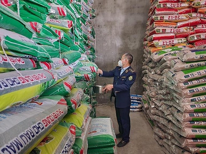 Cán bộ QLTT lấy mẫu phân bón đi thử nghiệm chất lượng