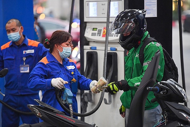 Giá xăng tăng thêm 440 đồng/lít. Ảnh minh hoạ