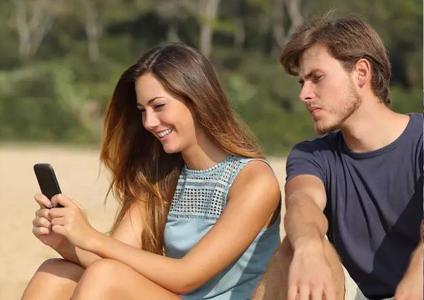Những biểu hiện chứng tỏ bạn trai thích kiểm soát