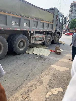 Hà Nội: 3 mẹ con tử vong sau khi va chạm với xe tải