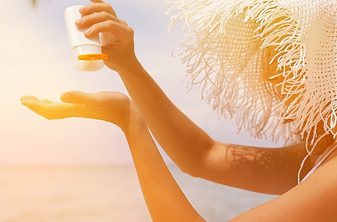 Dùng kem chống nắng không đúng cách gây bí tắc lỗ chân lông, sạm da, nổi mụn, tiết nhiều dầu hơn. Ảnh: Health