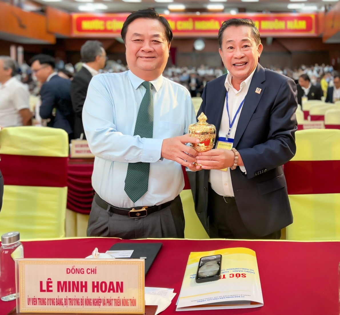 Nhà đầu tư trao học bổng chia sẻ học sinh có hoàn cảnh khó khăn