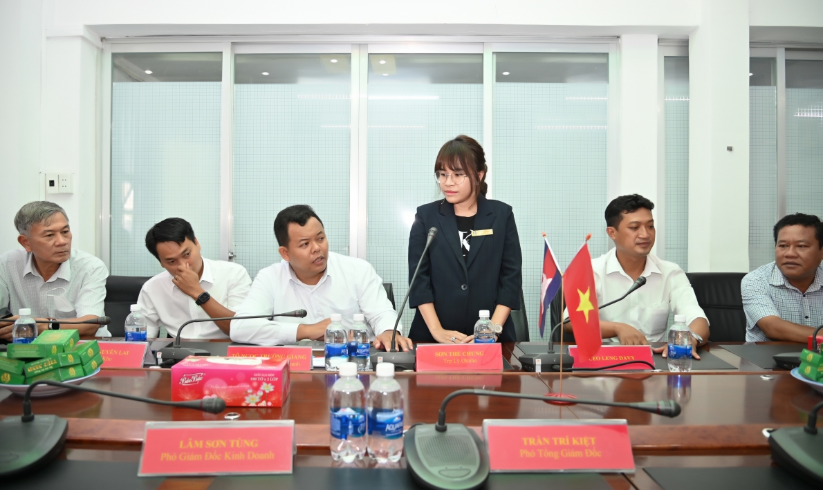 Nhà đầu tư trao học bổng chia sẻ học sinh có hoàn cảnh khó khăn