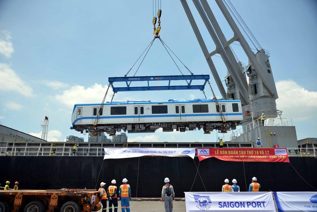 Hai đoàn tàu cuối cùng tuyến metro số 1 cập cảng Khánh Hội - Ảnh 2.