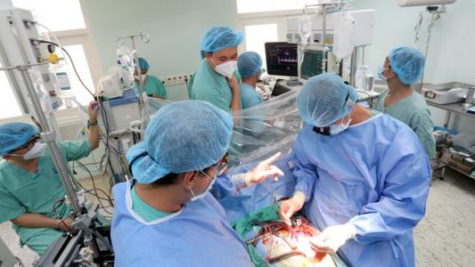 Thực hiện thành công ca ghép tim xuyên Việt xác lập 2 kỷ lục