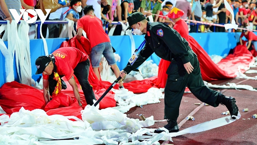  lực lượng cảnh sát cơ động thay vì làm nhiệm vụ chính đã phải đi gom rác.