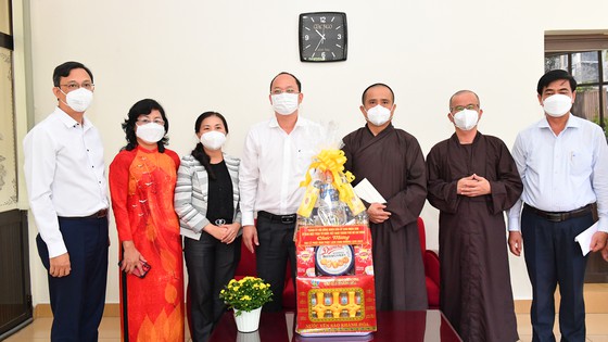 Lãnh đạo TPHCM thăm, chúc mừng Đại lễ Phật đản - Ảnh 2.