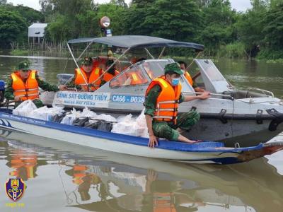 Cảnh sát đường thủy Đồng Tháp phối hợp bắt giữ xuồng vận chuyển thuốc lá lậu