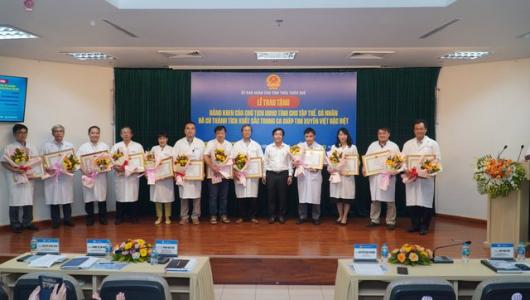 Chủ tịch UBND tỉnh Thừa Thiên Huế tặng bằng khen cho ê kíp ca ghép tim đặc biệt