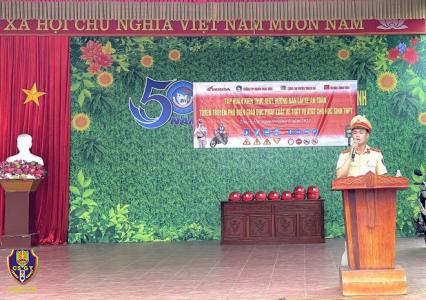 Tuyên truyền, phổ biển giáo dục pháp luật về TTATGT cho 1.500 cán bộ, giáo viên và học sinh.