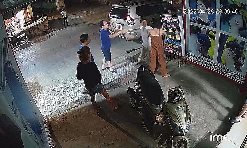 Camera ghi lại cảnh cán bộ phường Sông Bằng hành hung phụ nữ. Ảnh: Báo Lao động