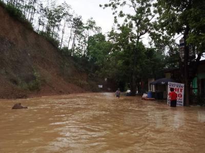Mưa lớn ở Lạng Sơn gây sạt lở đất đá và ngập úng, 1 người tử vong