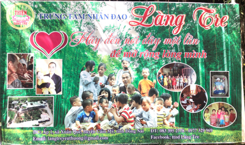Tặng quà tại trung tâm nhân đạo Làng Tre, huyện Cẩm Mỹ, tỉnh Đồng Nai