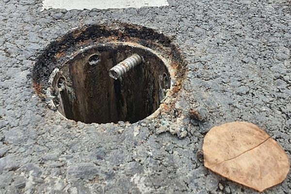 Nắp chắn rác bị cạy mất trên cầu Thủ Thiêm 2. Ảnh: Tri thức trực tuyến