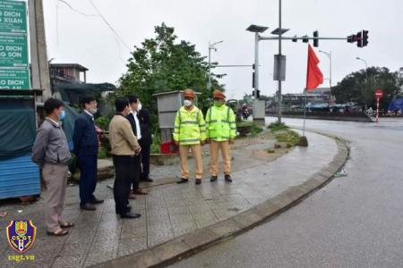 Xử lý nghiêm xe dừng đỗ trái quy định trên Quốc lộ