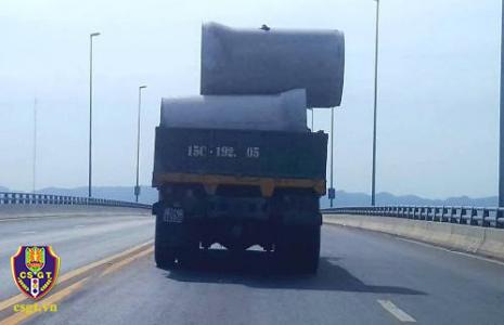 Tiềm ẩn nguy cơ TNGT do không chằng buộc hàng hóa khi vận chuyển