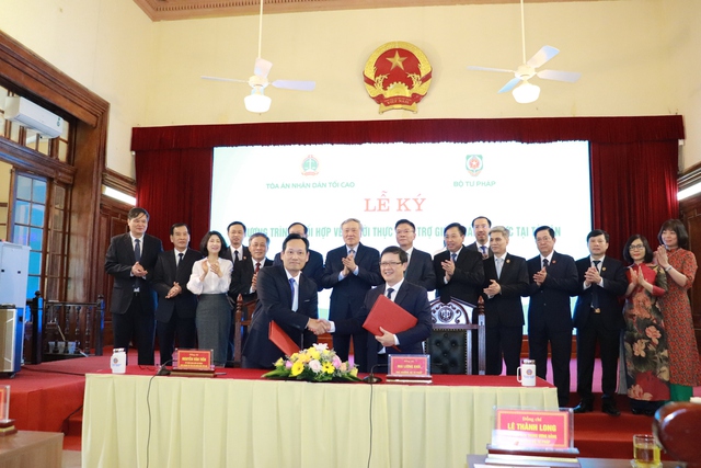 Ký kết Chương trình phối hợp giữa Bộ Tư pháp và TANDTC về trợ giúp pháp lý tại Tòa án - Ảnh 1.
