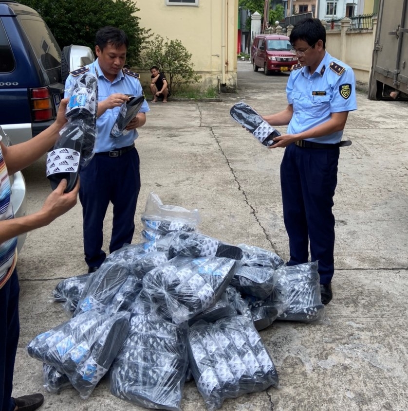 Phát hiện 550 đôi dép giả nhãn hiệu Nike tại 