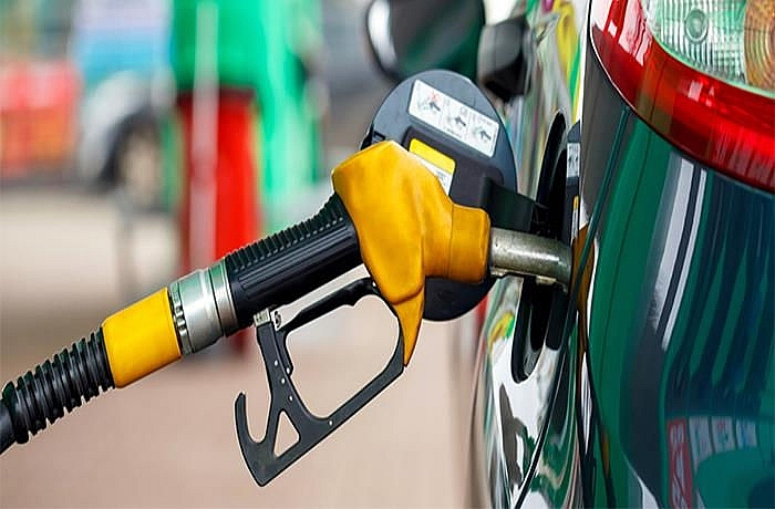 Lùi thời gian điều chỉnh giá xăng