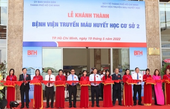 Các đại biểu cắt băng khánh thành.