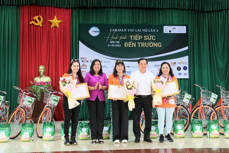 Đong đầy cảm xúc tại Chương trình Caravan "Hành trình tiếp sức đến trường 2022"