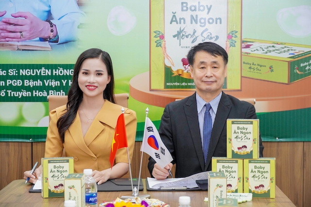 Bà Nguyễn Thị Tuỳ Tâm, Giám đốc Công ty TNHH Tuỳ Tâm và Ông Park Ha Yoon, tập đoàn dược mỹ phẩm CELLTRION Hàn Quốc ký kết hợp tác chuyển giao độc quyền nhập khẩu Hồng Sâm Hàn Quốc