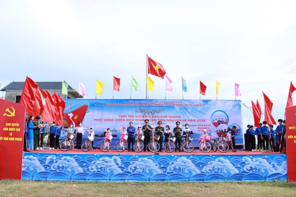 Hà Tĩnh: Chương trình "Tuổi trẻ với biển, đảo quê hương" và phát động chiến dịch Thanh niên tình nguyện hè năm 2022