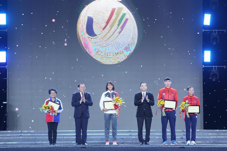 Ban Tổ chức vinh danh 4 vận động viên xuất sắc nhất của SEA Games 31, gồm: Nguyễn Thị Oanh (Việt Nam, 3 huy chương vàng), Joshua Robert Atkinson (Thái Lan, 4 huy chương vàng), Nguyễn Huy Hoàng (Việt Nam, 5 huy chương vàng), Jing Wen Quah (Singapore, 6 huy