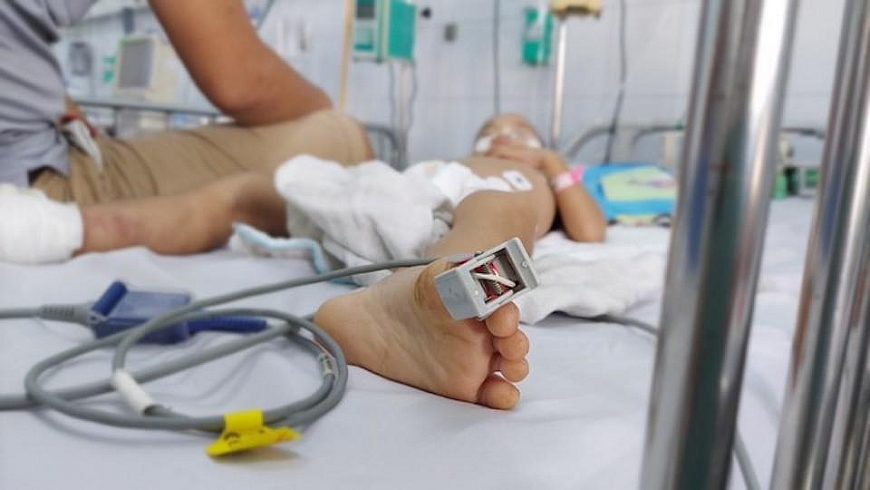 bệnh nhi sốt xuất huyết đang được điều trị tại phòng cấp cứu Bệnh viện Nhi đồng 2, TP Hồ Chí Minh. Ảnh: BV cung cấp