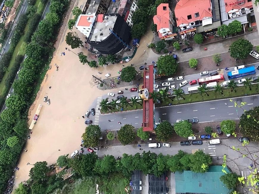 Hà Nội ngập sâu do mưa lớn. Ảnh: Báo Lao động 