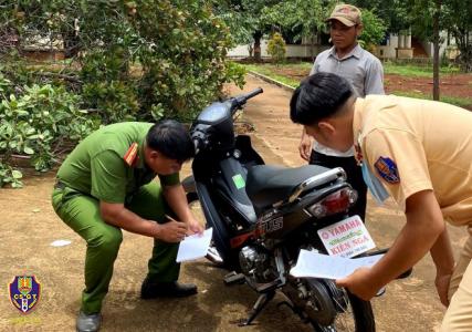 Gia Lai người dân phấn khởi khi được cấp biển số xe ngay tại cơ sở