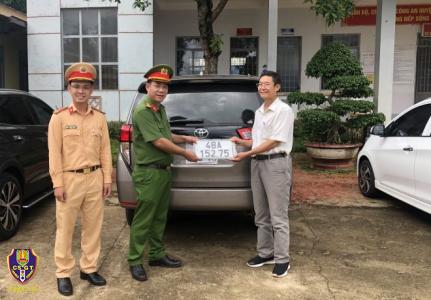 Người dân Đắk Nông phấn khởi trong ngày đầu thực hiện phân cấp đăng ký, cấp biển số xe cho Công an cơ sở