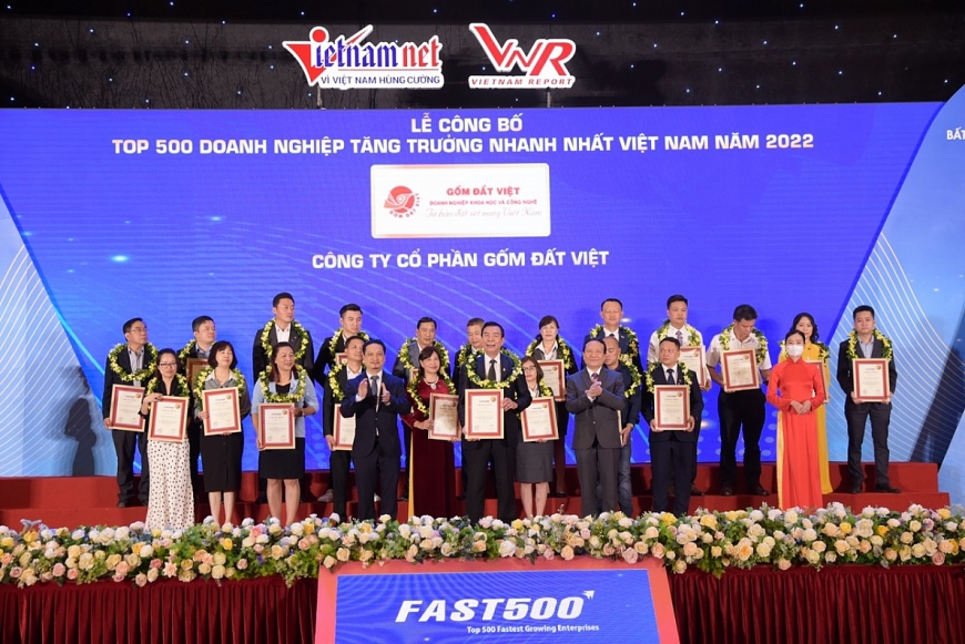  Anh hùng Lao động Nguyễn Quang Mâu, Chủ tịch HĐQT Công ty CP Gốm Đất Việt Nam nhận bằng FAST500 năm 2022. (hàng trước,người đứng thứ 5 từ phải sang).