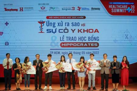 Sinh viên quốc tế đầu tiên nhận học bổng lời thề ngành Y