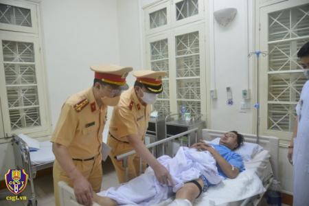 Cục trưởng Cục Cảnh sát giao thông thăm, động viên cán bộ bị thương khi đang làm nhiệm vụ