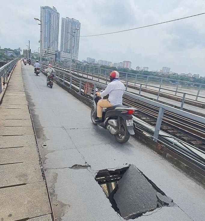 Lộ nguyên nhân xuất hiện lỗ thủng trên mặt cầu Long Biên