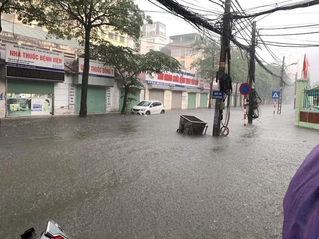 ha noi ngap sau con mua chieu 29/5
