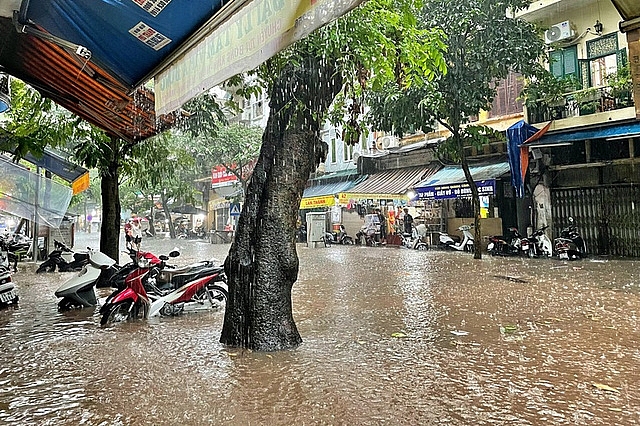 Ngập lụt tại nhiều tuyến phố ở Hà Nội. Ảnh: Dân trí 