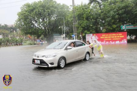 Nhiều điểm ngập úng trên Quốc lộ 2 khiến giao thông gặp nhiều khó khăn