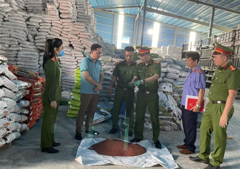 Khởi tố, bắt tạm giam một giám đốc sản xuất phân bón giả