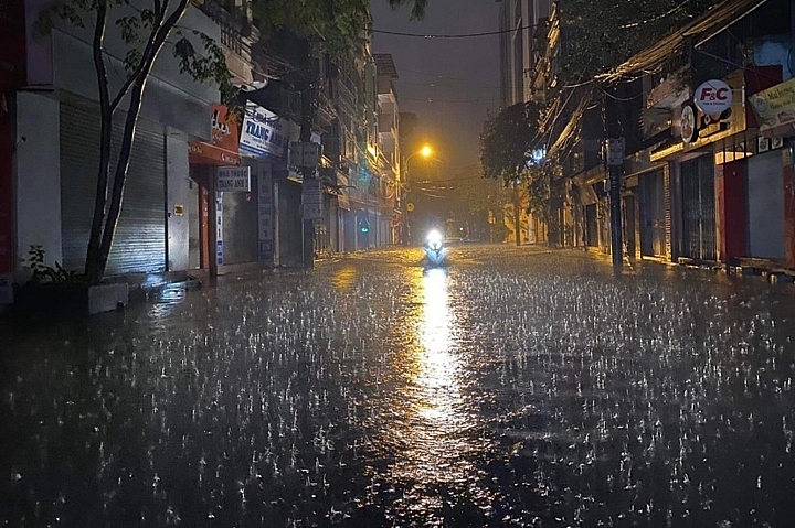 Cơn mưa lớn đêm 31/5 tại Hà Nội. Ảnh: Giang Trần